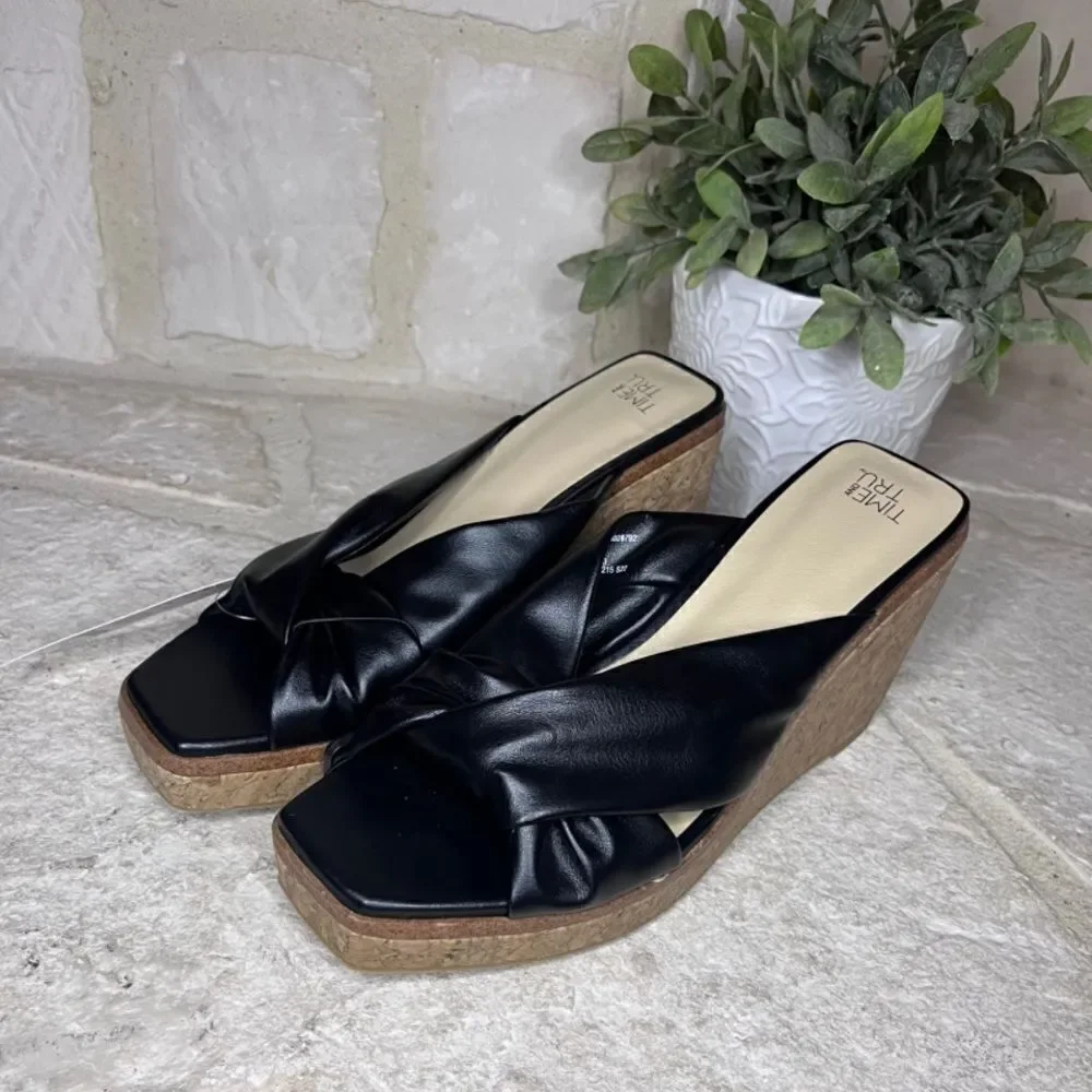 Time and Tru black wedges sz 6